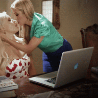 Cougar blonde MILF baise la voisine